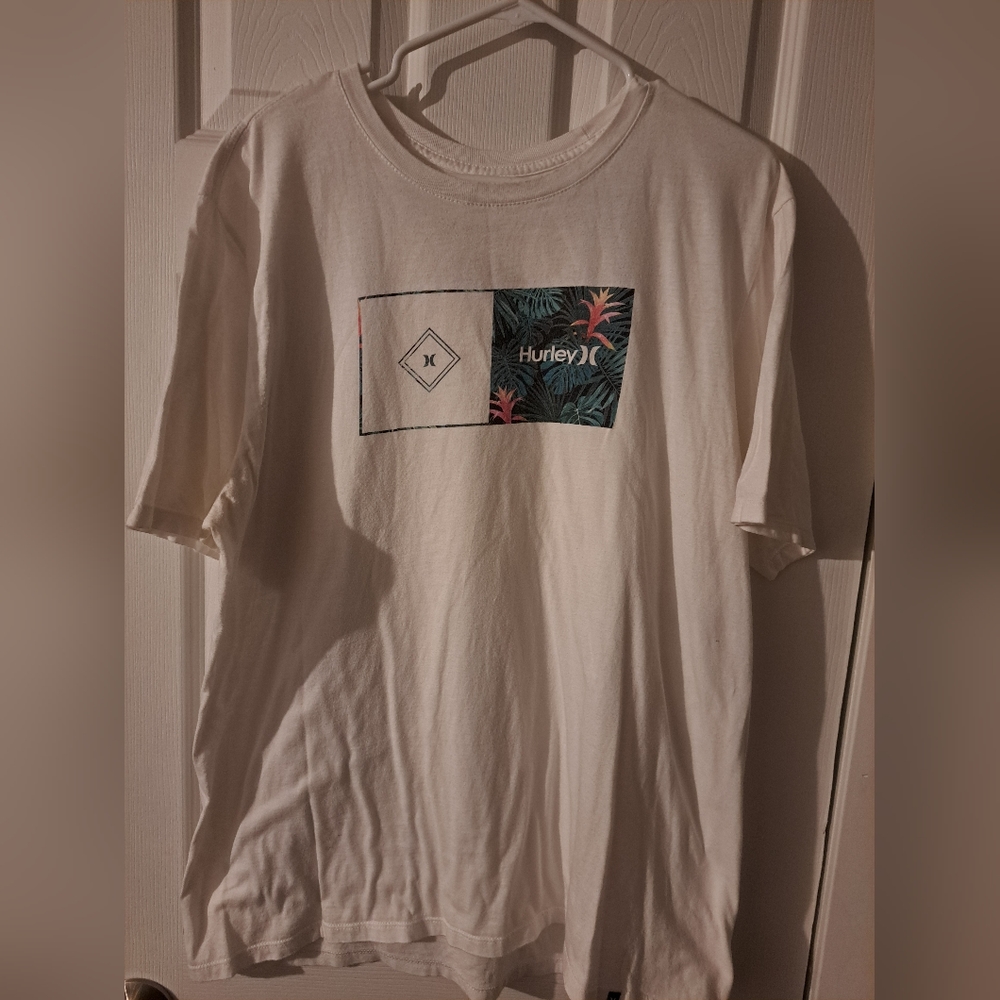 Hurley short sleeve t-shirt, white color in size XL.